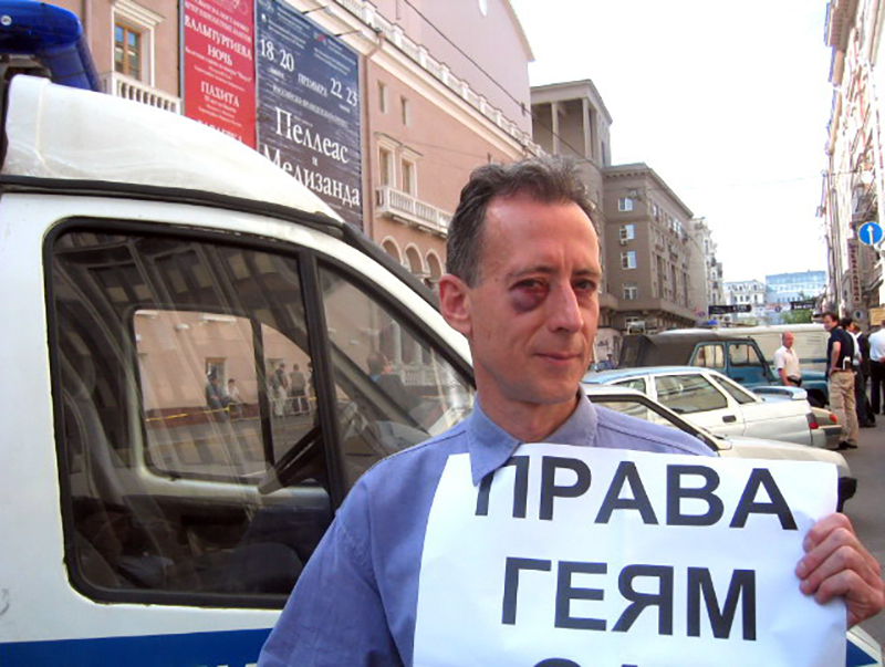 Peter Tatchell mit blauem Auge in Moskau