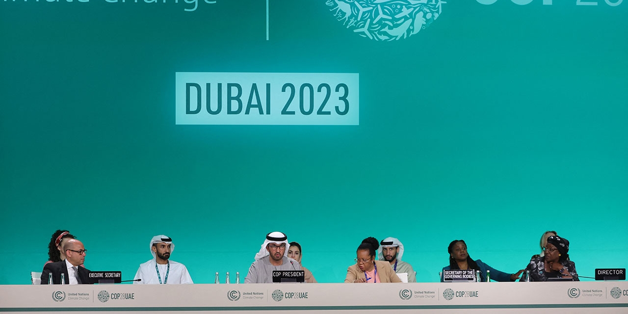 COP28 in Dubai 2023: Rednerinnen vor türkisem Hintergrund