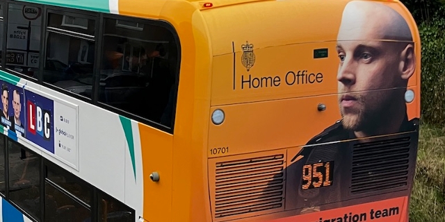Rückseite eines Doppeldecker-Busses mit Stellenangebot des UK Home Office