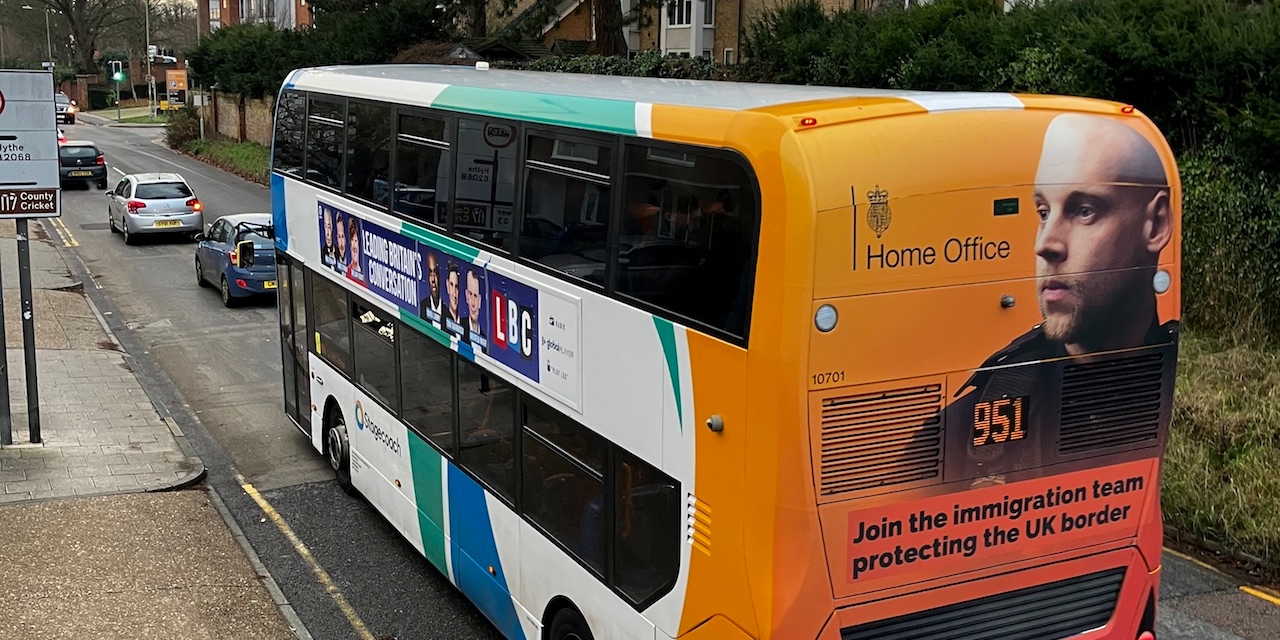 Rückseite eines Doppeldecker-Busses mit Stellenangebot des UK Home Office