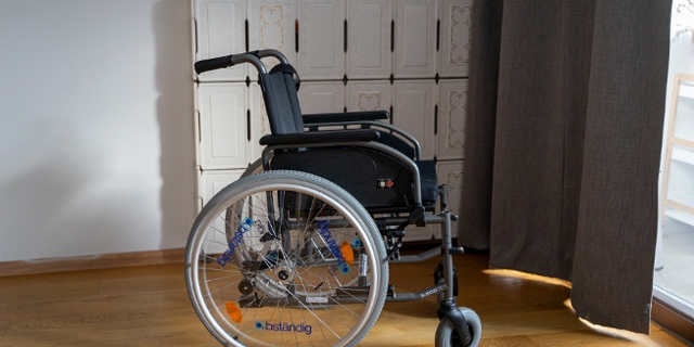 Rollstuhl vor Fenster