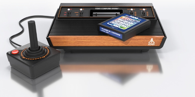 Bild von der Retro-Spielkonsole Atari 2600+