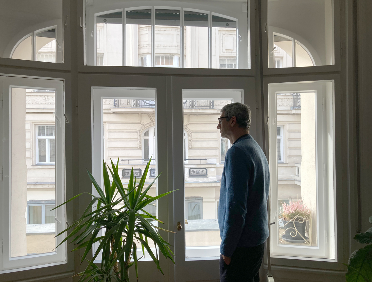 Nicolas Mahler schaut aus dem Fenster