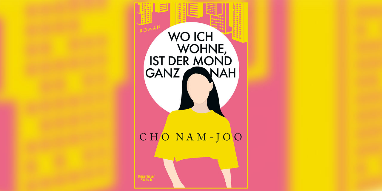 Buchcover "Wo ich wohne ist der Mond ganz nah" in rosa&gelb mit einer Frau und Schrift