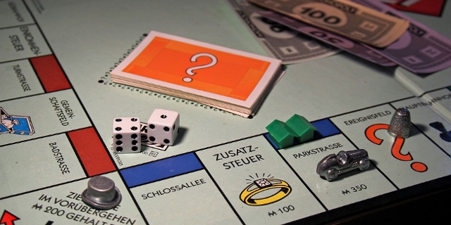 Monopoly Spielbrett mit Figuren und Geld drauf