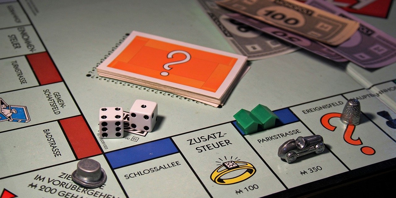 Monopoly Spielbrett mit Figuren und Geld drauf