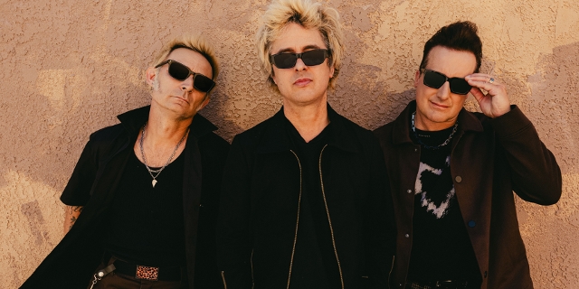 Green Day Promopic mit Sonnenbrillen vor einer Wand