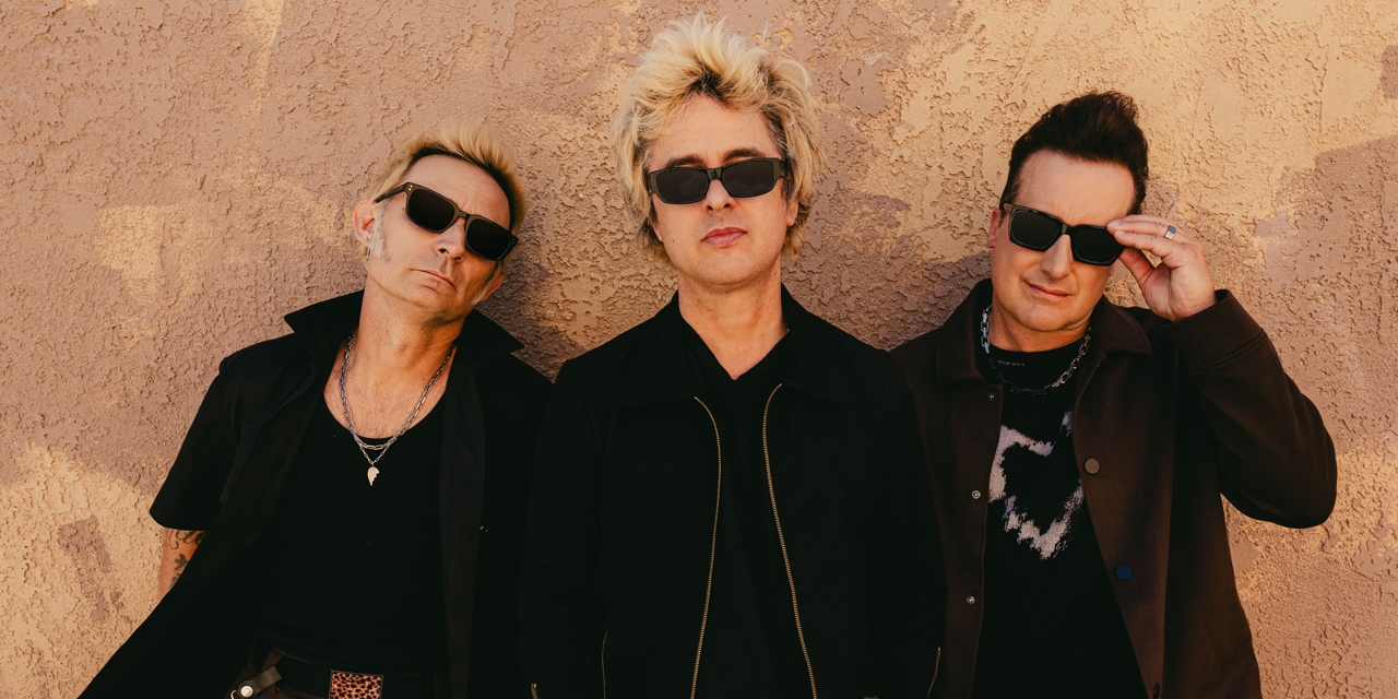 Green Day Promopic mit Sonnenbrillen vor einer Wand