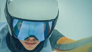 Eine junge Skifahrerin auf einem Szenenfoto aus "School of Champions"