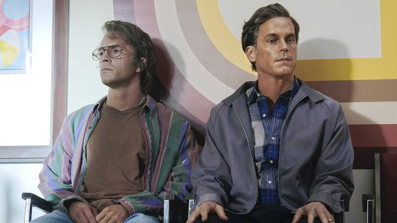 Zwei Männer sitzen in einem Warteraum