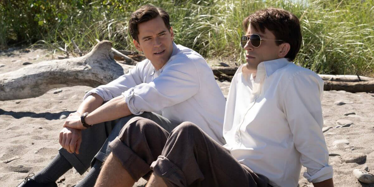 Zwei elegant gekleidete Männer sitzen am Strand