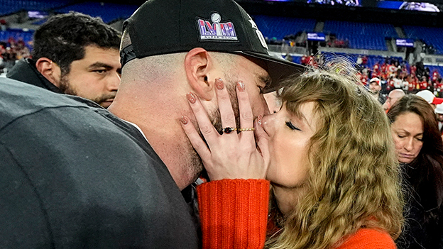 Taylor Swift küsst ihren Freund, NFL-Star Travis Kelce