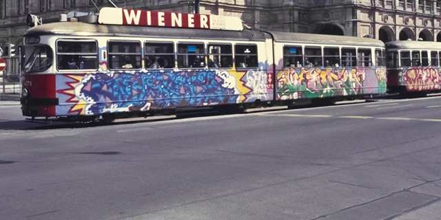 Straßenbahn vor der Oper in Wien 1984, mit Graffitis von DELTA 2 und PHASE 2 besprüht