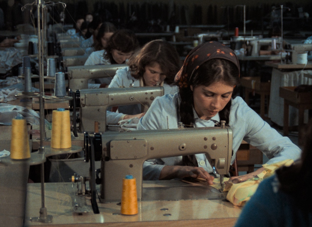 Näherinnen in Textilfabrik - Szene aus "Kara Kafa" von Korhan Yurtsever.
