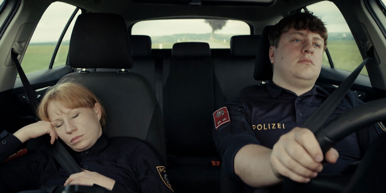 Polizist und Polizistin in Auto