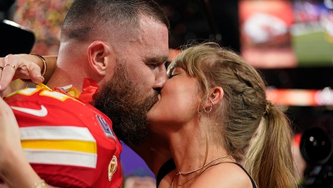 Taylor Swift und Travis Kelce küssen sich nach Ende des Super Bowl 2024