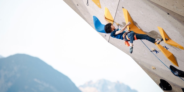 Die Japanerin Ai Mori klettert im Überhang beim Kletter-Weltcup in Innsbruck