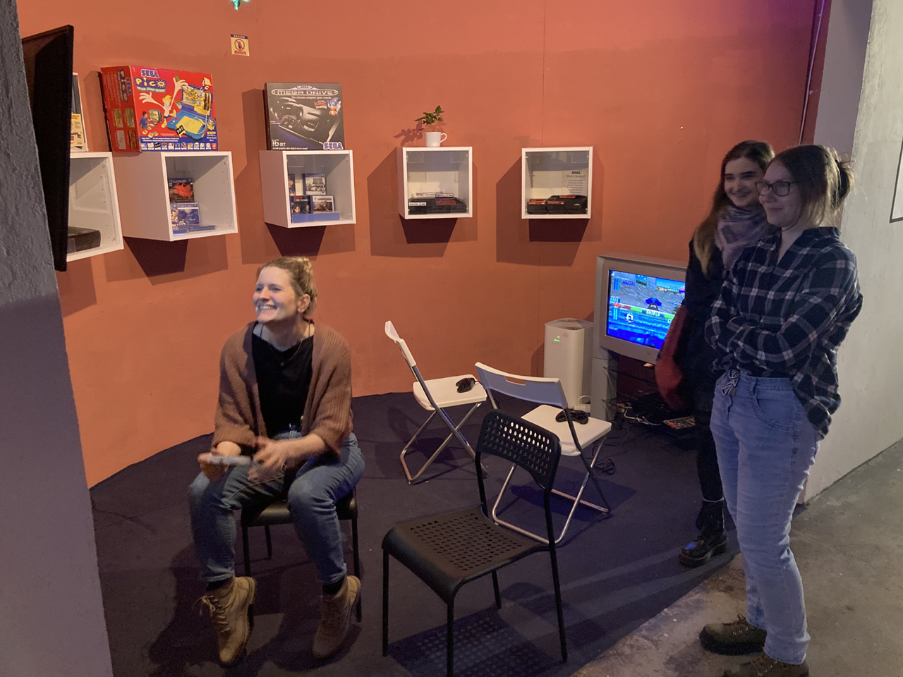 Unterwegs im Retro Gaming Museum Wien: junge Frauen spielen und lachen