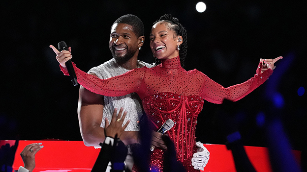 Usher und Alicia Keys bei der Super Bowl Halftime Show 2024