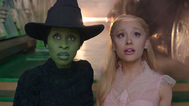 Cynthia Erivo mit grüner Haut und schwarzem Hexenhut und Ariana Grande mit blondem Haar im rosa Kleid als Elphaba und Glinda im ersten Teaser Trailer zum FIlm "Wicked: Part One"