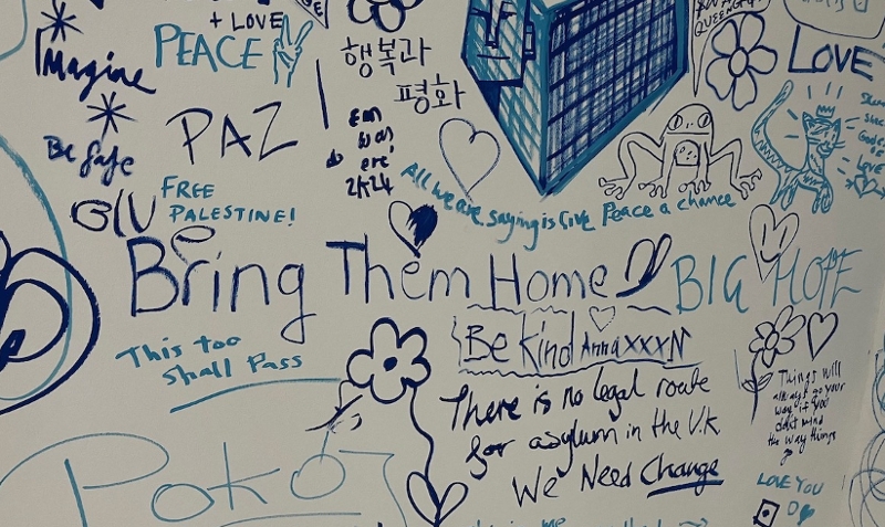 Botschaften an der Wand inklusive "Bring Them Home"