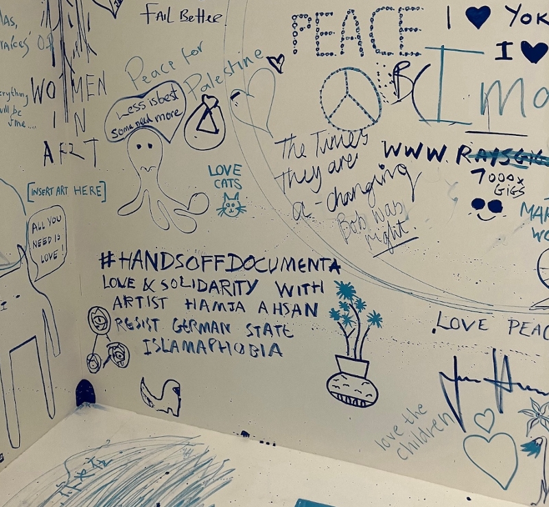 Botschaften an der Wand inklusive "Hands off Documenta, Resist German State Islamophobia"