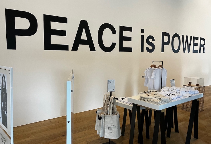 Gift Shop mit Wandaufschrift "Peace is Power"