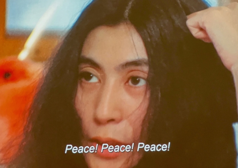 Yoko Ono sagt "Peace Peace Peace"