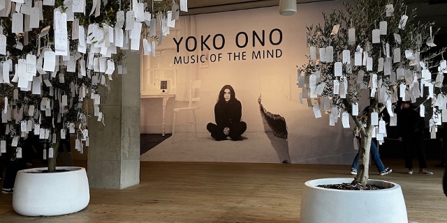 Eingang zur Yoko Ono Ausstellung Music of the Mind