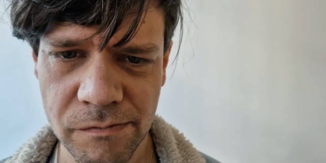 Der Nino aus Wien blickt sehr nah, direkt in die Kamera im Video zu "Alles 1 Scheiß"
