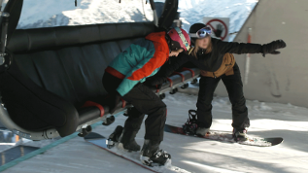 Skifahrer in Sessellift