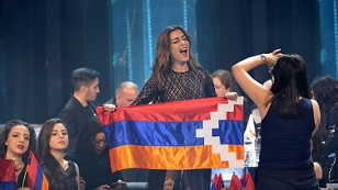 Sängerin Iveta Mukuchyan aus Armenien jubelt mit der Fahne der Republik Bergkarabach beim ersten Halbfinale des Eurovision Song Contests 2016 in Stockholm