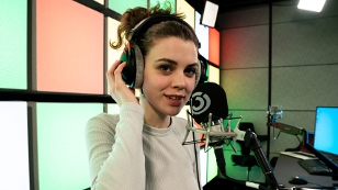 Anja Pichler im Ö3-Studio Headphones
