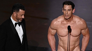 Oscar Host Jimmy Kimmel schaut auf den nackten  Schauspieler John Cena, bevor er den Oscar für das beste Kostümdesign vegibt