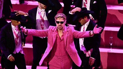 Ryan Gosling in pink performt bei den Oscars seinen Song aus "Barbie" mit dem Titel "I'm just Ken"