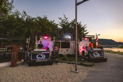 DJ Pult & DJs im Sonnenuntergang