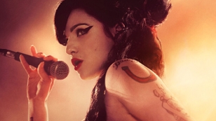 Schauspielerin Marisa Abela als Sängerin Amy Winehouse im Film "Back TO Black"