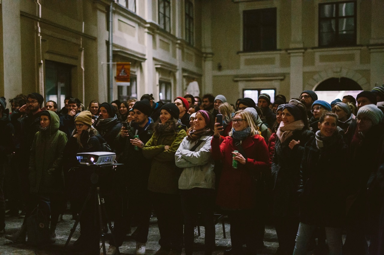 Publikum bei einer Kurzfilmwanderung von Street Cinema Graz während der Diagonale.