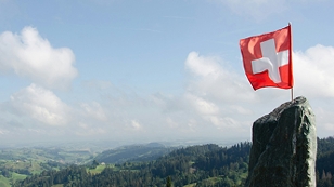 Schweizer Flagge in der Natur