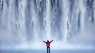 Mensch vor Wasserfall