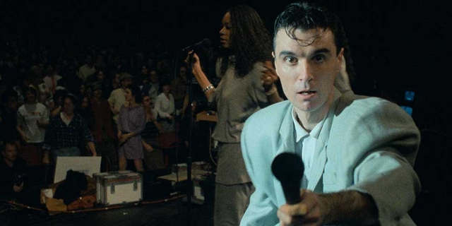 Szene aus "Stop Making Sense": David Byrne lässt als Zeremonienmeister im übergroßen Dienstanzug die Hütte beben.
