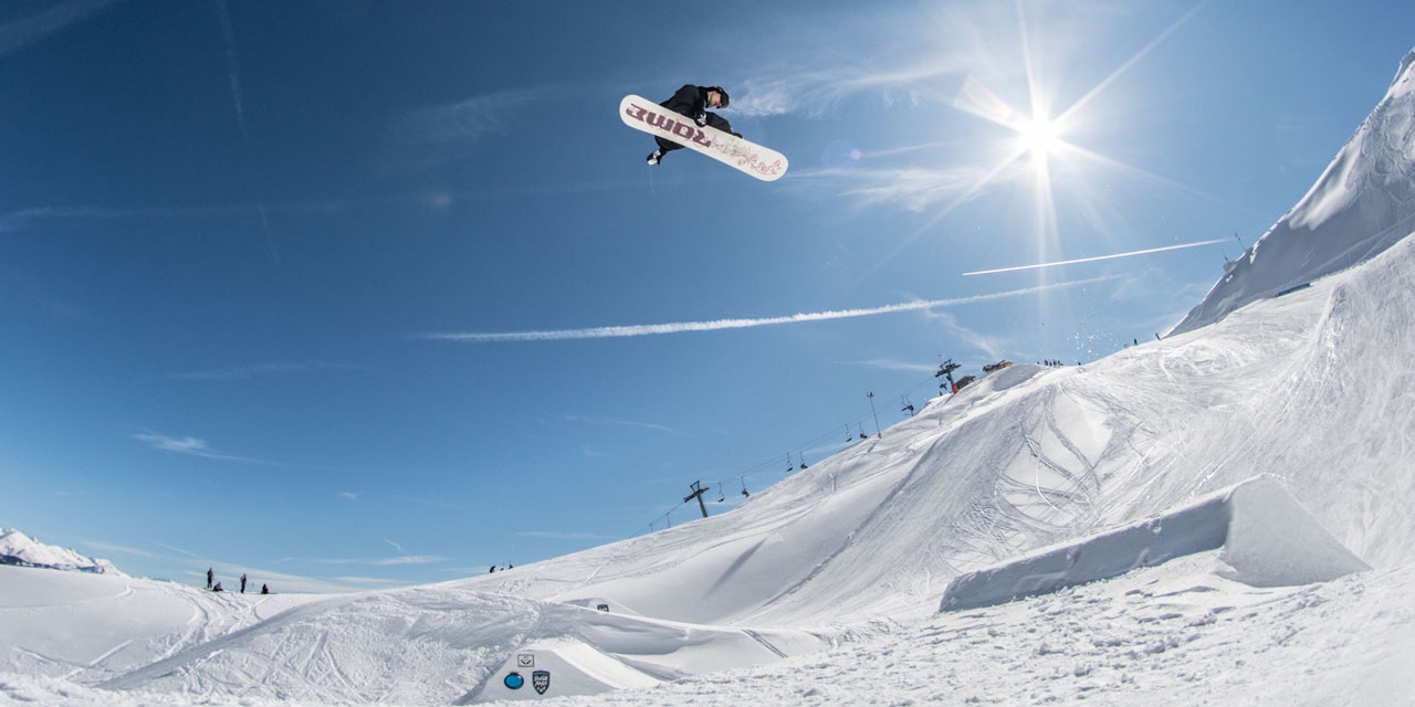 Sane! Gang Snowboarder im Snowpark auf der Innsbrucker Seegrube beim Springen und als Gruppenfoto