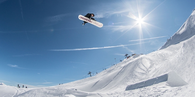 Sane! Gang Snowboarder im Snowpark auf der Innsbrucker Seegrube beim Springen und als Gruppenfoto