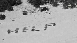 Help aus Palmwedel im Sand am Strand von Pikelot