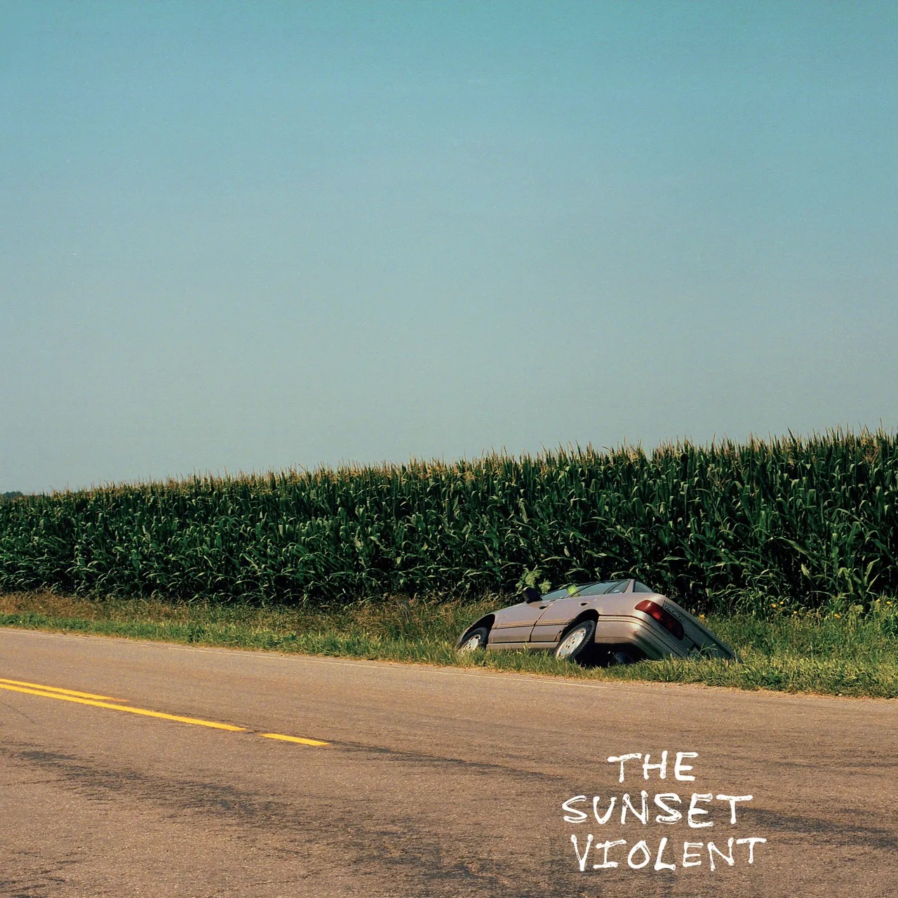 Mount Kimbie Artwork zu "The Sunset Violent": Ein Auto, von der Straße abgekommen, liegt gekippt in einem Maisfeld