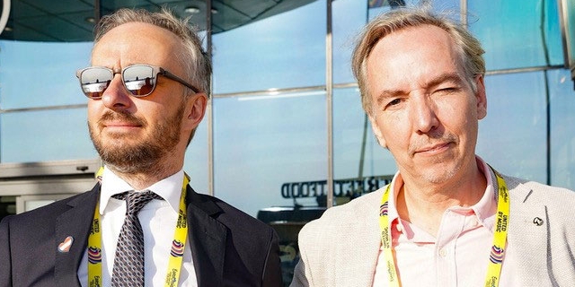 Jan Böhmermann und Olli Schulz und der Schriftzug "Songcontest"