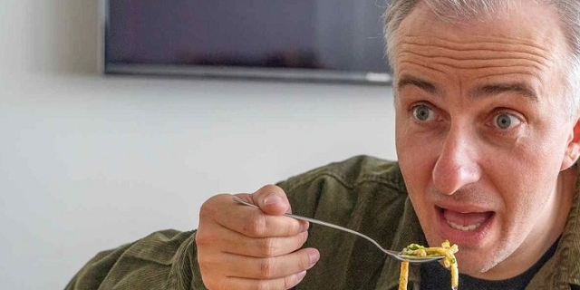 Jan Böhmermann isst Fritattensuppe